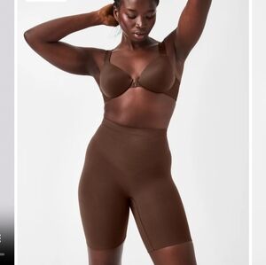 Seamless Power Sculpting Mid-Thigh Short Size Large